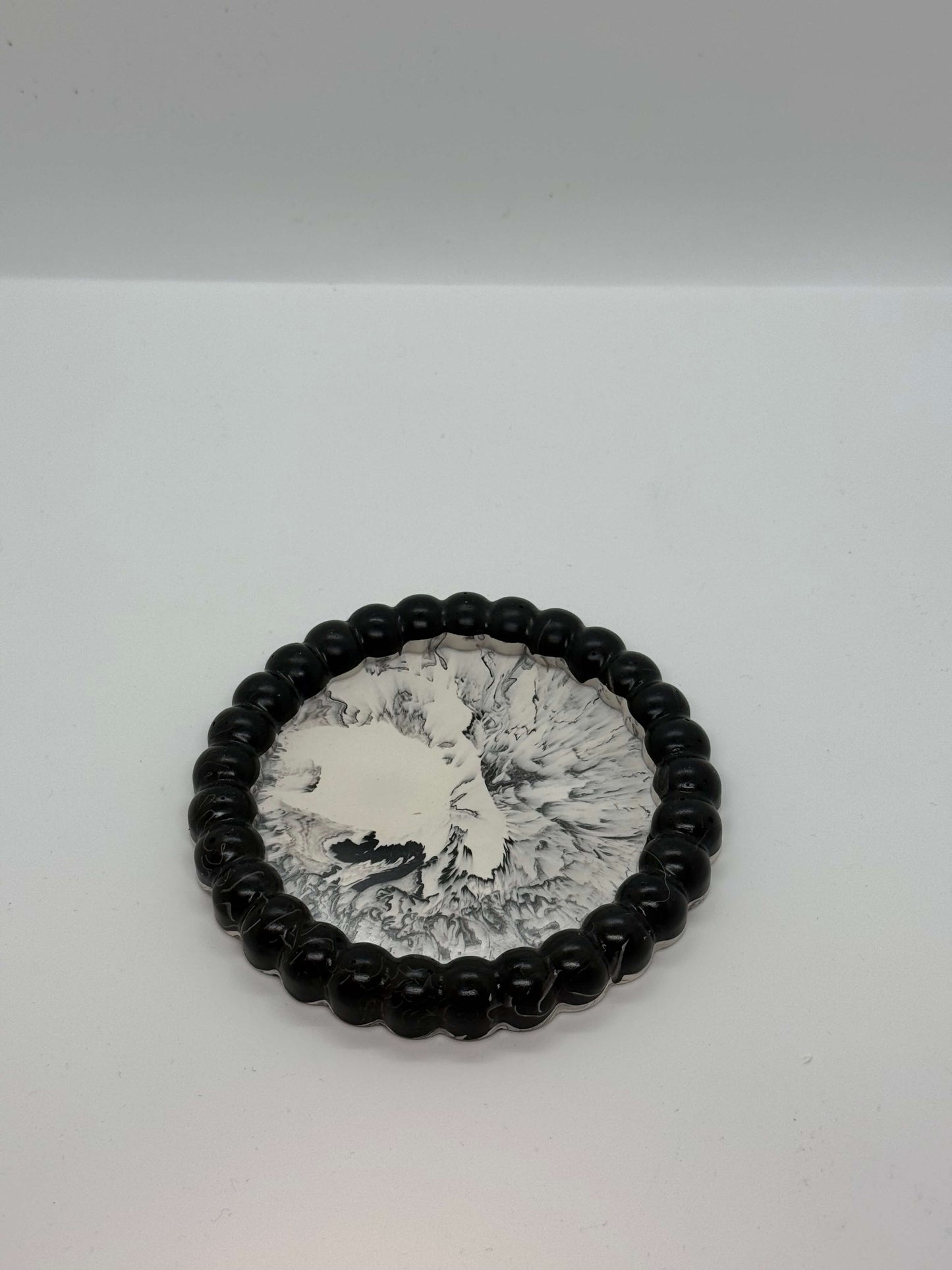 Apvalus padėkliukas banguotu kraštu