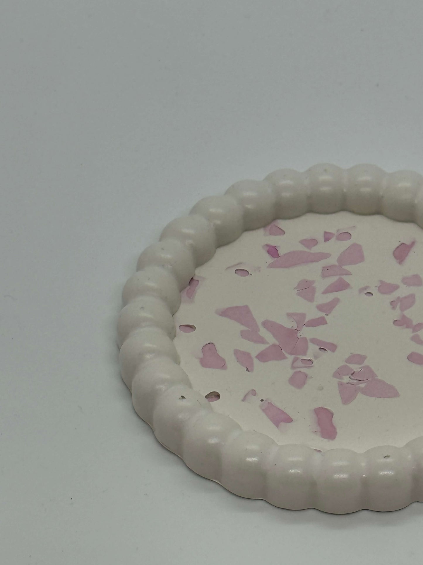 Apvalus padėkliukas banguotu kraštu