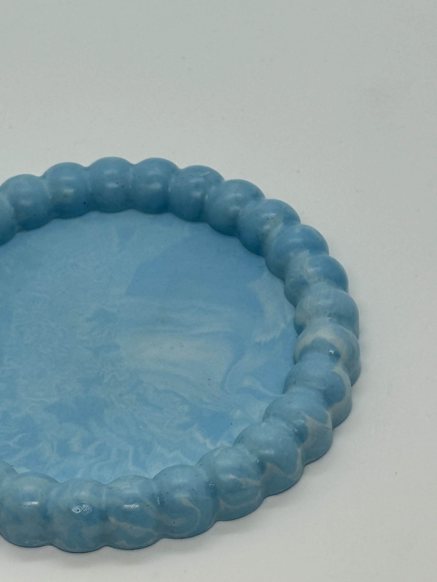 Apvalus padėkliukas banguotu kraštu